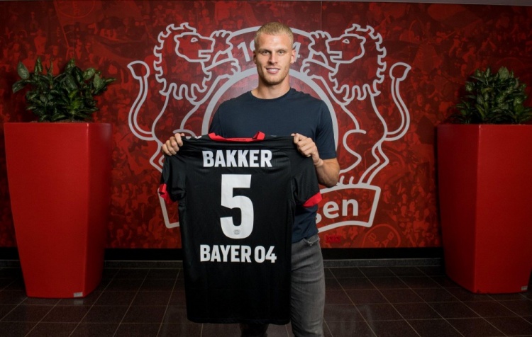 诺里斯和勒克莱尔先后进站换胎，诺里斯出站后暂列第9（勒克莱尔与诺里斯先后进站更换轮胎，诺里斯回到赛道暂居第9位）