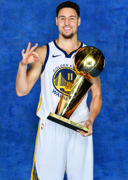 欧文突破防守造成杀伤球成功（欧文强突防线造犯规并打成）