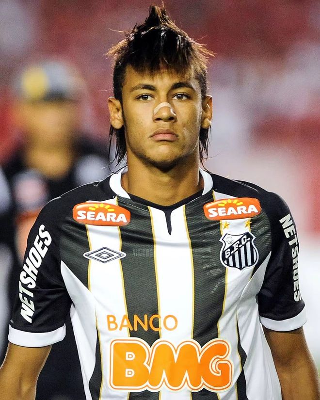 詹姆斯关键篮板抢断助球队逆转（詹姆斯关键抢板抢断助队完成逆转）