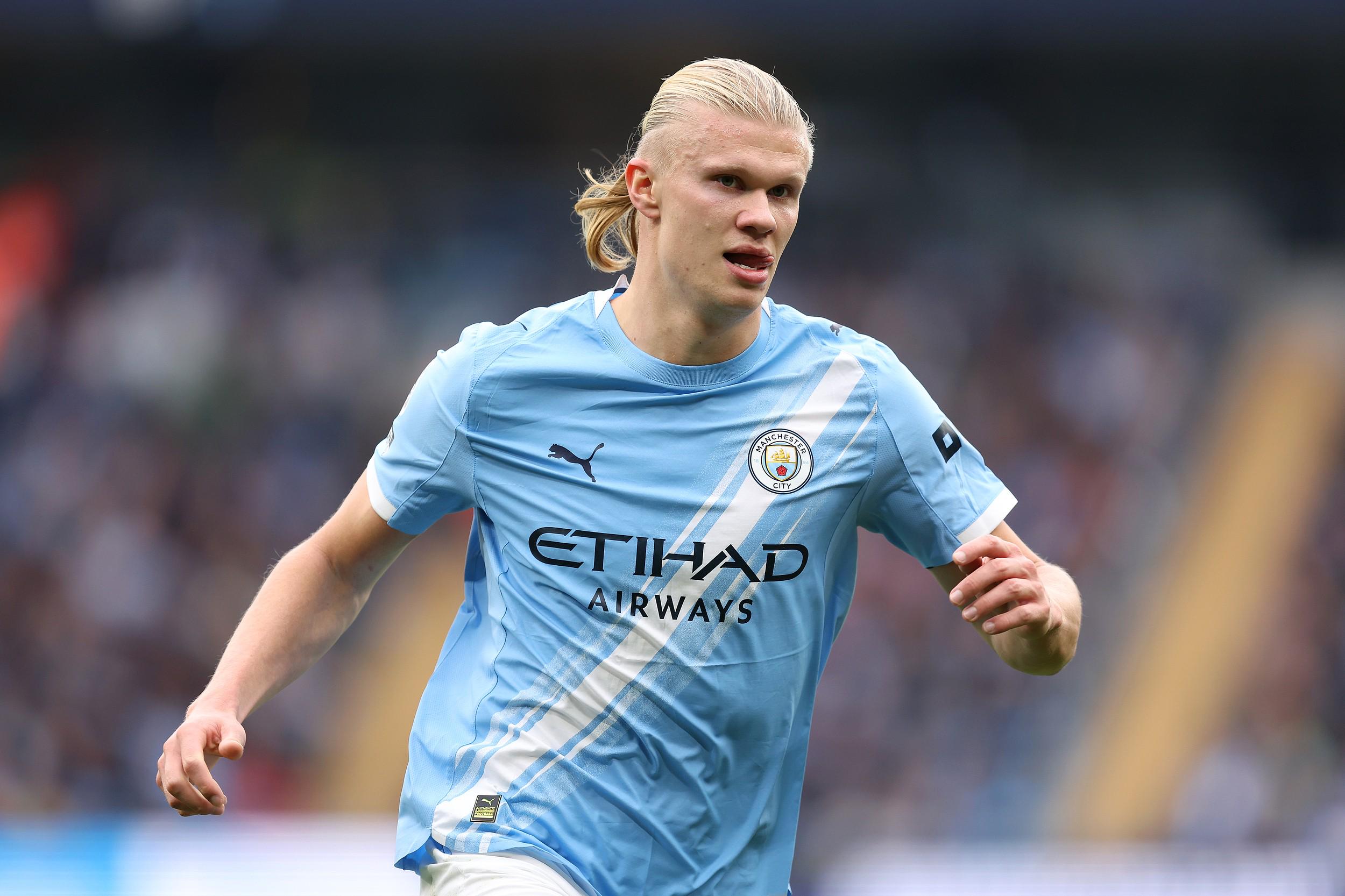 惨败国安后亚泰球员贺一然被自家球迷辱骂，他做出手势回击（惨负国安后，亚泰球员贺一然遭本队球迷辱骂，以手势回敬）