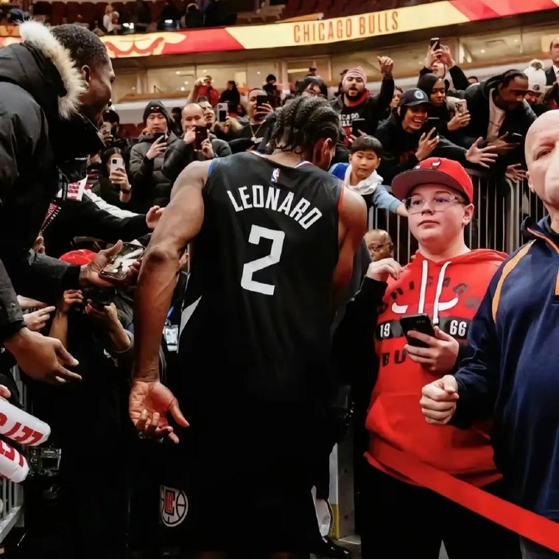 世体：巴萨对贝尔纳尔恢复极为谨慎，球员团队考虑过冬窗外租（世体：巴萨谨慎推进贝尔纳尔复出，球员团队曾评估冬窗租借方案）