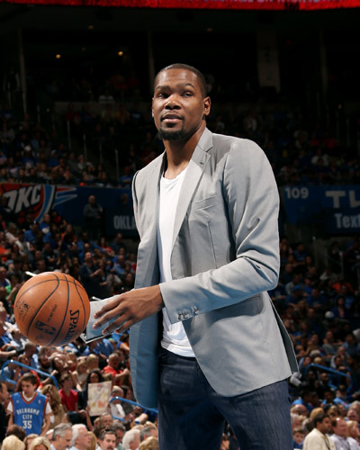 某球星回应质疑：用表现说话（某球星直面质疑：以实力作答）