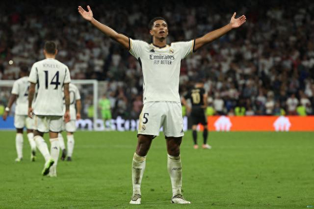 巴萨迎战贝蒂斯！五连胜后的关键一战，领头羊能否延续辉煌？（巴萨战贝蒂斯：五连胜后的硬仗，榜首能否延续强势？）