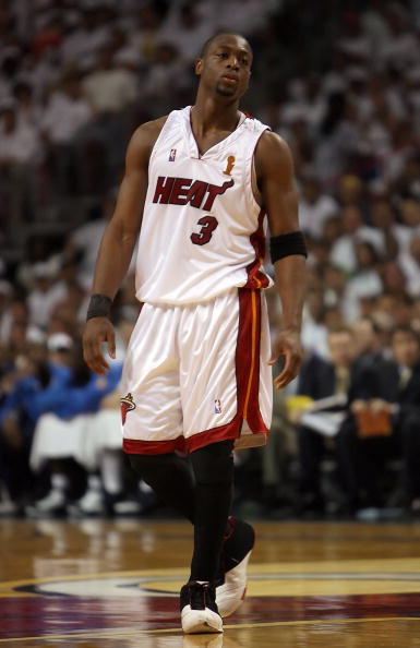 中超比赛亮点：上海海港2-1取胜山东泰山,（中超焦点战：上海海港2-1力克山东泰山）