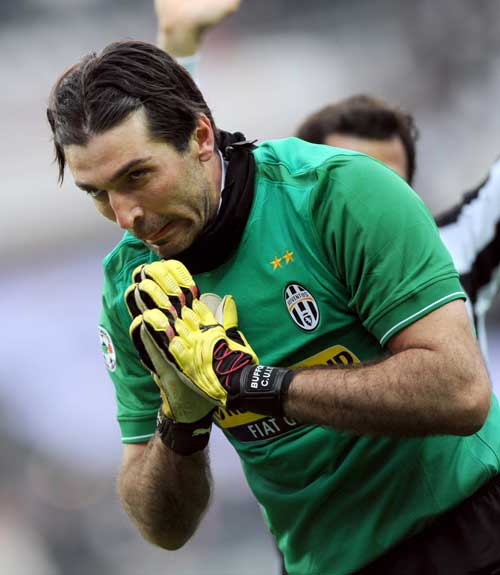 皇马青年军客场2-0击败埃弗顿！18岁新星双响助球队领跑小组（18岁新星梅开二度，皇马青年军客场2-0击退埃弗顿，登顶小组榜首）