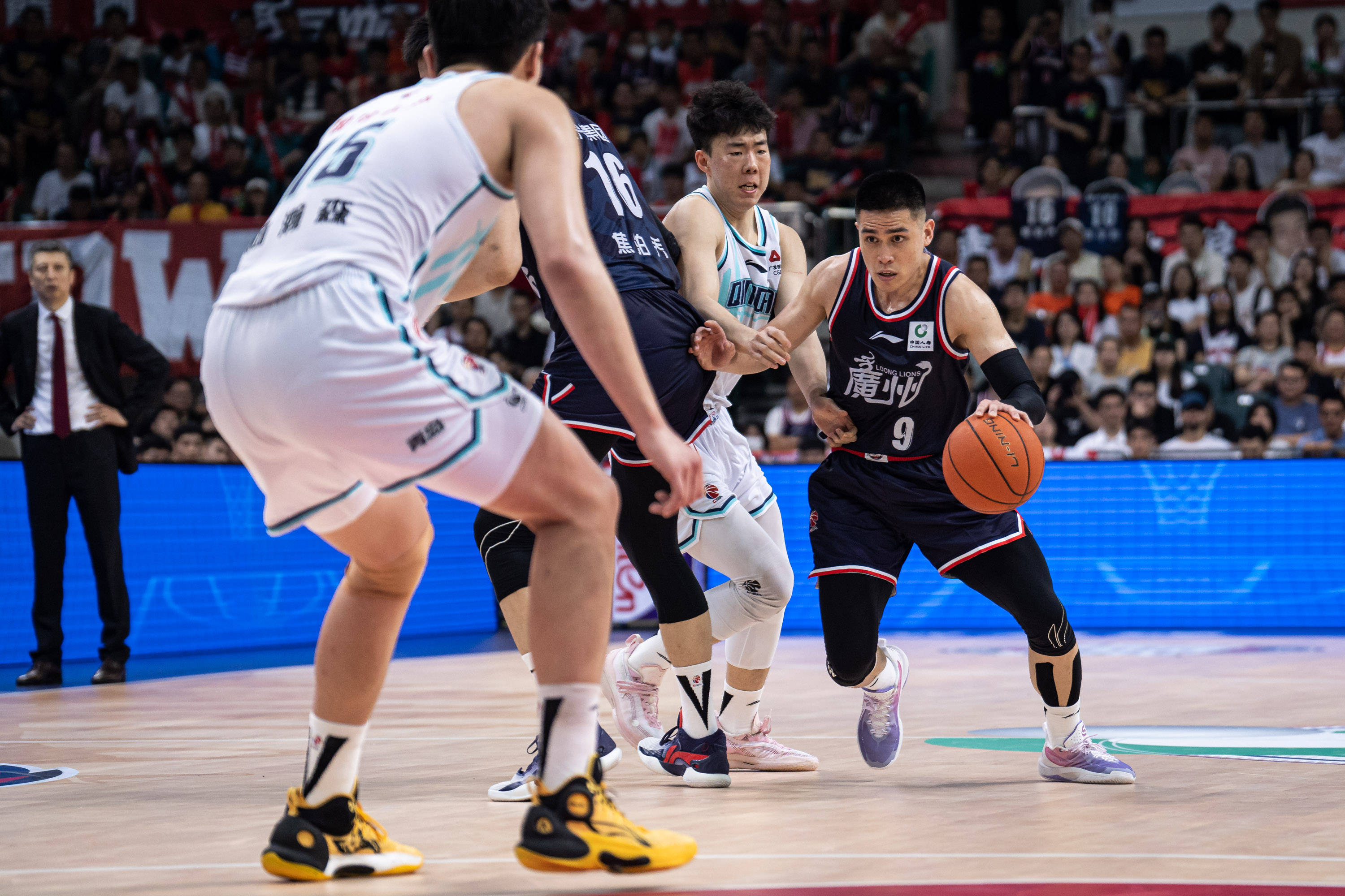 完成大四喜，姆巴佩当选欧冠官方本周最佳球员（姆巴佩独中四元，荣膺欧冠官方周最佳球员）