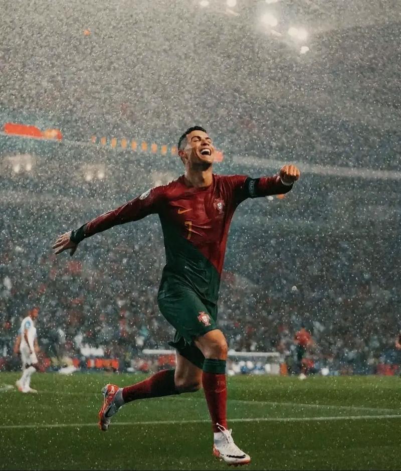 电讯报：萨拉赫吸引多家沙特俱乐部关注，预计下个月正式报价（电讯报：多家沙特球队有意萨拉赫，预计下月递交正式报价）