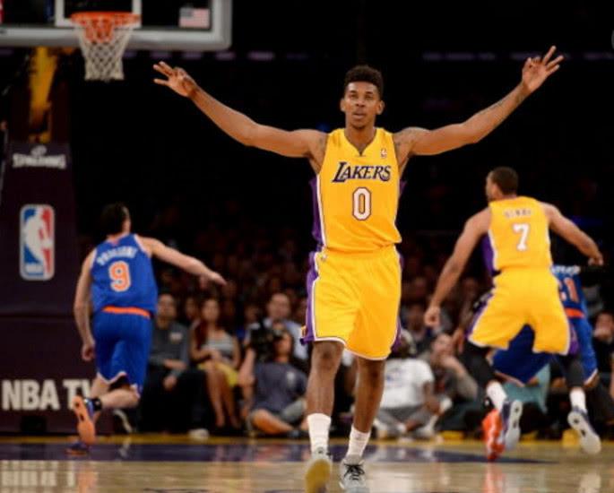 甘超对阿奇姆彭做闭嘴手势，钟义浩扳平比分后做同样手势回击（甘超向阿奇姆彭做噤声手势，钟义浩扳平后以同样动作回敬）