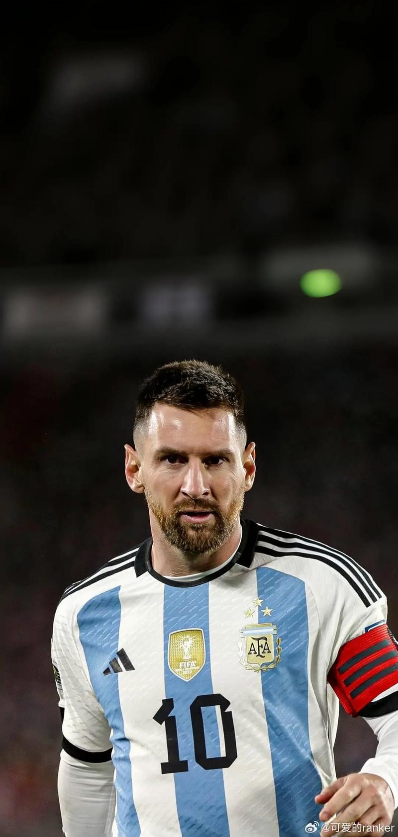 他是全场最耀眼的那个人（全场焦点尽在他一人）